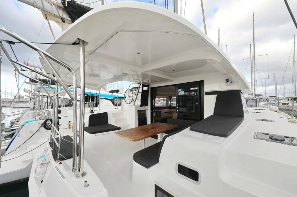 Lagoon 42 Lila